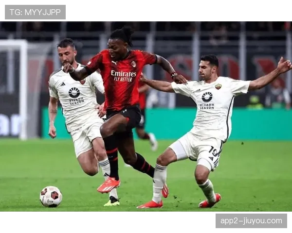 欧联杯:AC米兰全队到达布鲁日 吉鲁状态良好随队训练